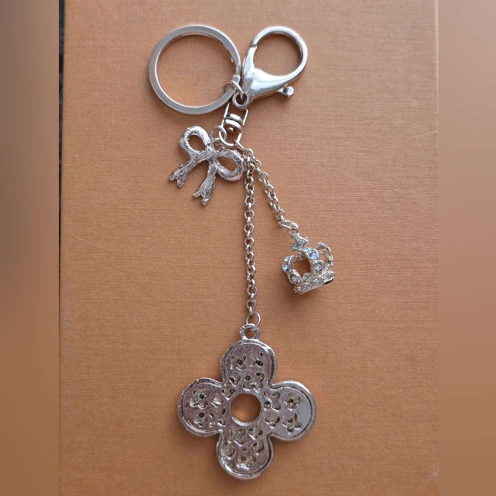 Elegant Gold Keychain with Crystal Accents - Picture 2 of 4